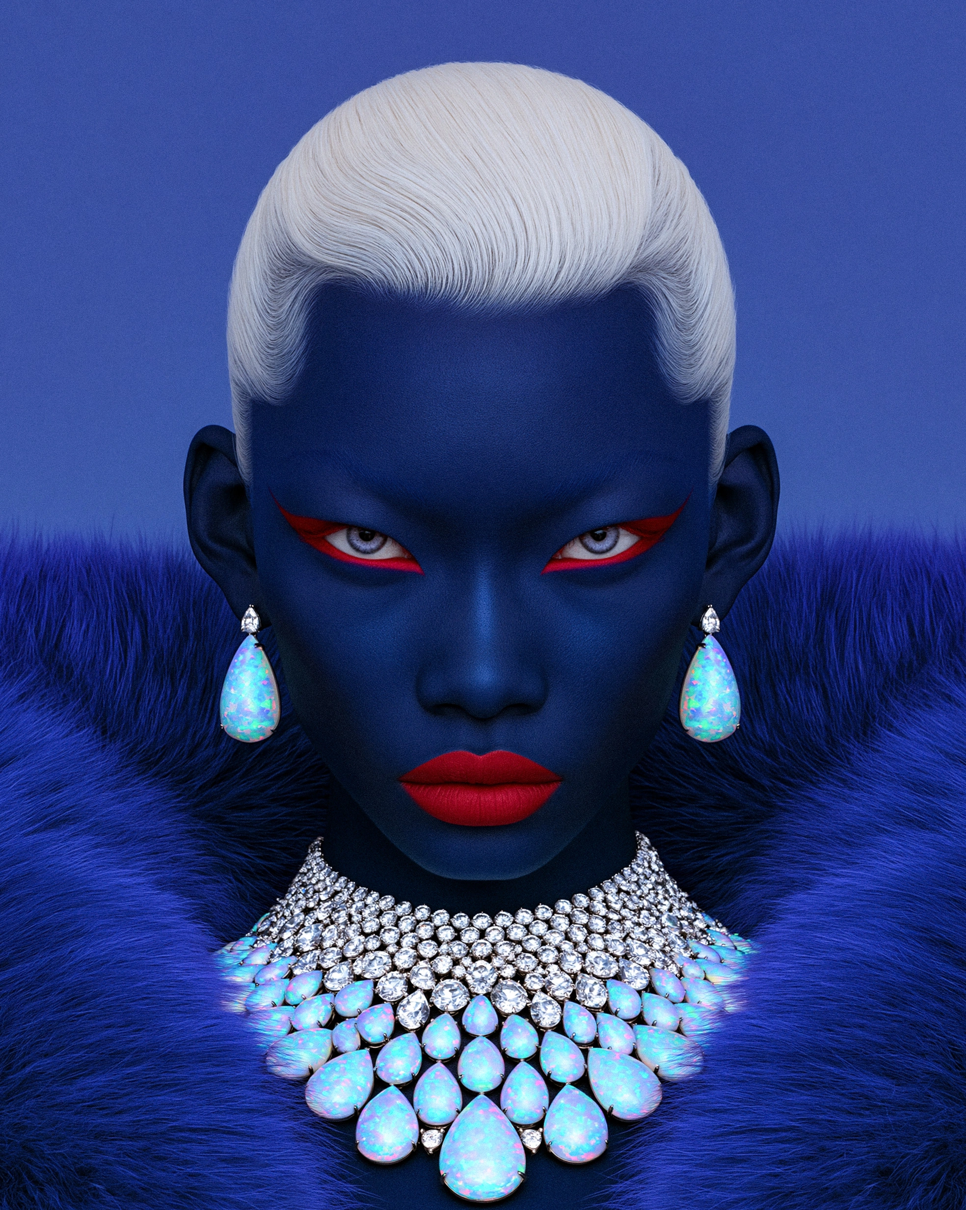 Ritratto con pelle blu, trucco grafico rosso e collier di opali e diamanti su sfondo pelliccia blu